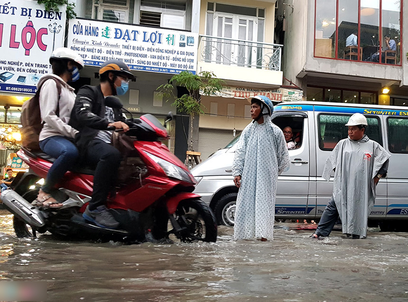 Xe cộ chết máy, ngã nhào khi triều cường gây ngập trung tâm Sài Gòn